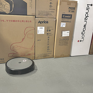倉庫を掃除中のロボット掃除機です。