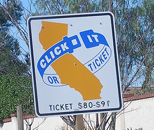 ”カルフォルニア州におけるClick_It_or_Ticketの交通看板"