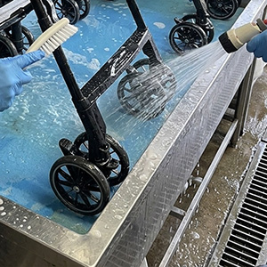 返却されたベビーカー本体を清掃している様子